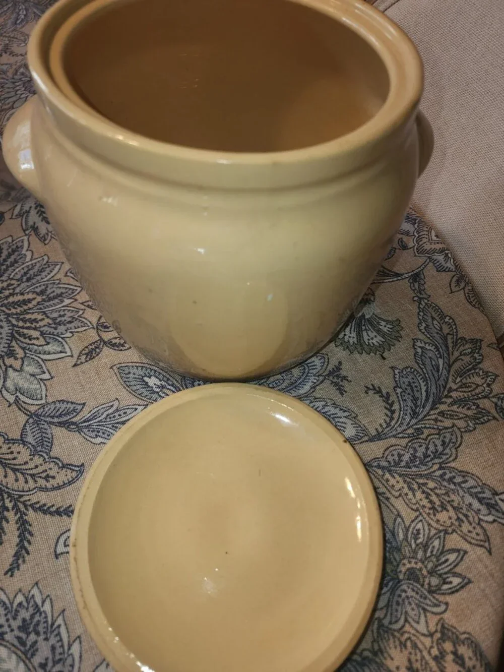 WATT POTTERY VINTAGE BEAN POT FEATURING APPLE DESIGN